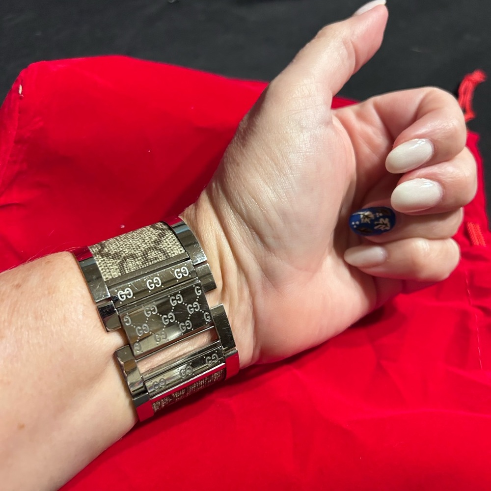 Gucci Luxury Statement Logo Bracelet Watch - Picture 8 of 9
